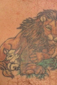 肩部彩色狮子与羊纹身图案