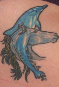 肩部彩色海豚和马纹身图案