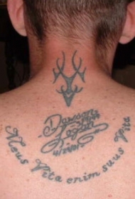 男性背部黑色字母部落纹身图案