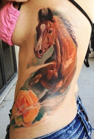女性腰侧彩色逼真的马与玫瑰纹身图片