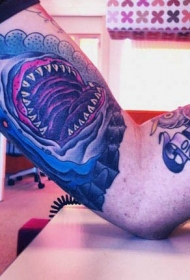手臂壮观的彩色大鲨鱼纹身图案