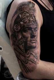 现实主义风格的黑棕色肩部古代战士头盔纹身图案