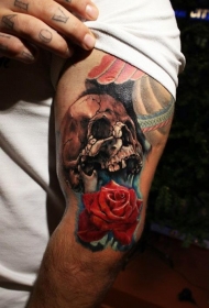 手臂彩色红玫瑰与骷髅头纹身图案