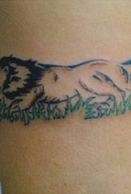 手臂彩色自然行走的狮子纹身