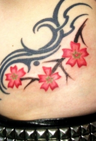 腹部彩色漂亮的花朵图腾纹身图片