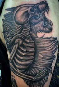 肩部雕刻风格人体骨骼的狼人纹身图案