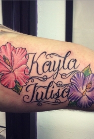 手臂彩色芙蓉花与英文字母纹身图案