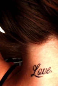 女性脖子英文字母纹身图案