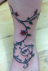 女性腿部彩色藤蔓纹身图案