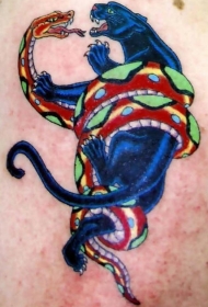 肩部彩色黑豹斗蛇纹身图片