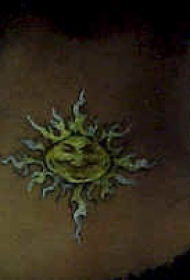 颈部阳光照耀的人性化的太阳纹身