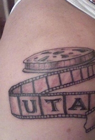 肩膀上的UTA黑白电影胶片纹身图案