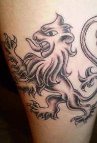 腿部棕色母狮子纹身图案