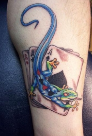腿部彩色蜥蜴与扑克牌纹身图案