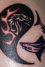 黑色阴阳八卦狼和鲨鱼纹身图案