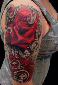 女性肩部红色大玫瑰纹身图案