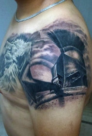 肩部彩色写实斯巴达战士头盔纹身图案