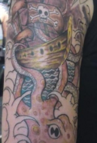 肩部彩色海盗船和海怪纹身图片