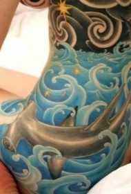 腰侧彩色波浪锤头鲨纹身图案