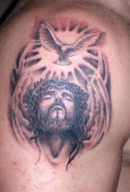 肩部耶稣与鸽子纹身图片