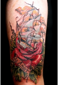 手臂彩色船与玫瑰花纹身图案