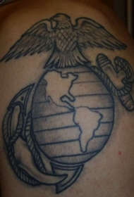 肩部黑灰色美国陆军符号纹身图案