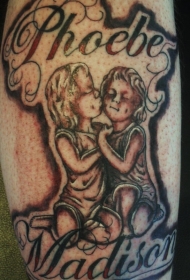 腿部棕色孩子菲比和麦迪逊纹身图案
