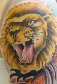 肩部彩色咆哮的狮子纹身图案