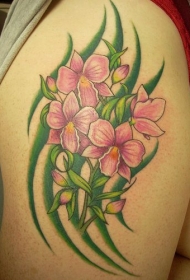 腿部彩色兰花和绿色的纹身图案
