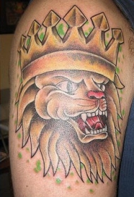 肩部彩色愤怒的狮子头纹身图案