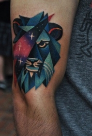 手臂彩色的星空狮子纹身图案