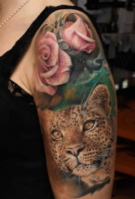 肩部彩色豹头结合玫瑰纹身图片