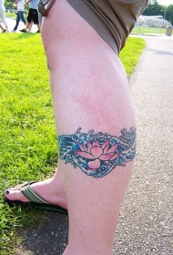 女性腿部彩色粉红荷花纹身图案