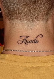 男性颈部姓名字母纹身图案