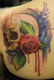 肩部水彩画头骨和红玫瑰纹身图案