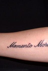 手臂Memento Mori字母纹身图片