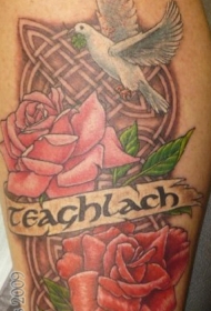 腿部彩色玫瑰花与鸽子纹身图片