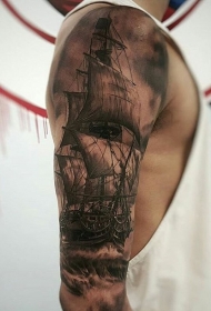 男性肩部黑灰大帆船纹身图案