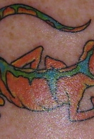 肩部彩色橙色的蜥蜴纹身图案