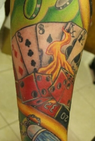 手臂彩色扑克牌和红骰子纹身图片
