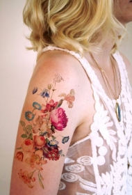 女性肩部彩色各种花卉纹身图案