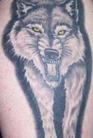 肩部黑灰愤怒的狼纹身图案
