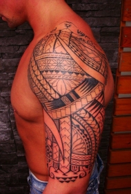 男性肩部波利尼西亚图腾纹身图案