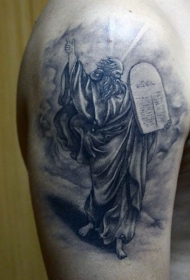 肩部黑灰宗教风格男子纹身图片