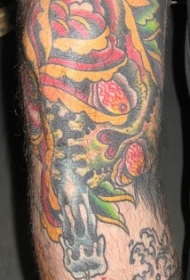 手臂彩色玫瑰花和蜡烛纹身图案