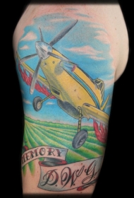 肩部彩色小飞机与字母纹身图案