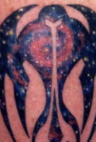 背部彩色太空人的小部落纹身图案