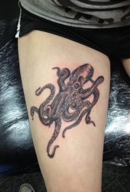 女性腿部黑棕色章鱼纹身图案