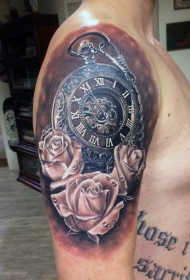 肩部极为逼真的老时钟与玫瑰纹身图案