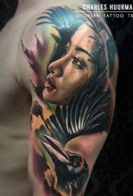 难以置信的彩色肩部妇女与乌鸦纹身图片